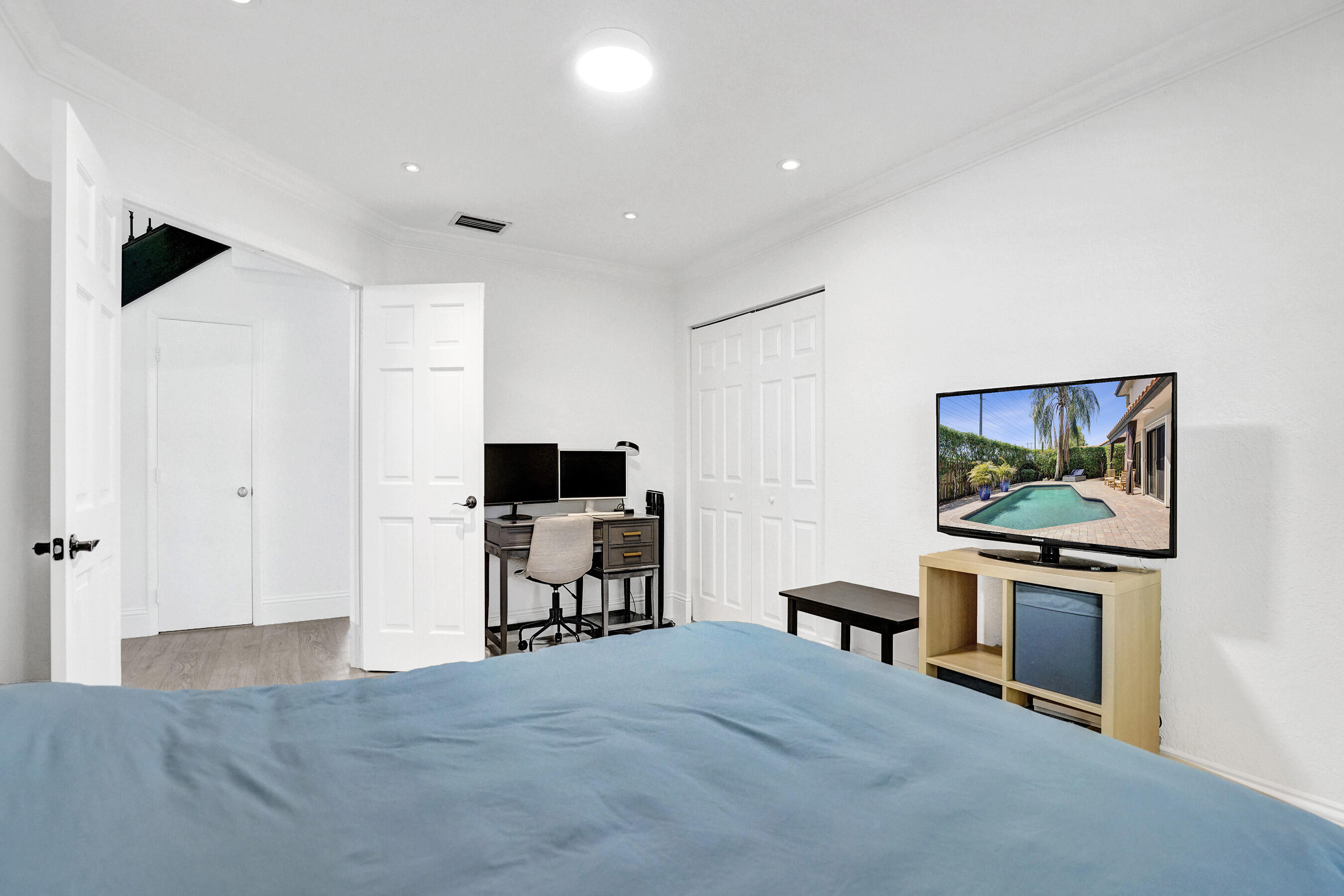 EMBASSY LAKES - Residential