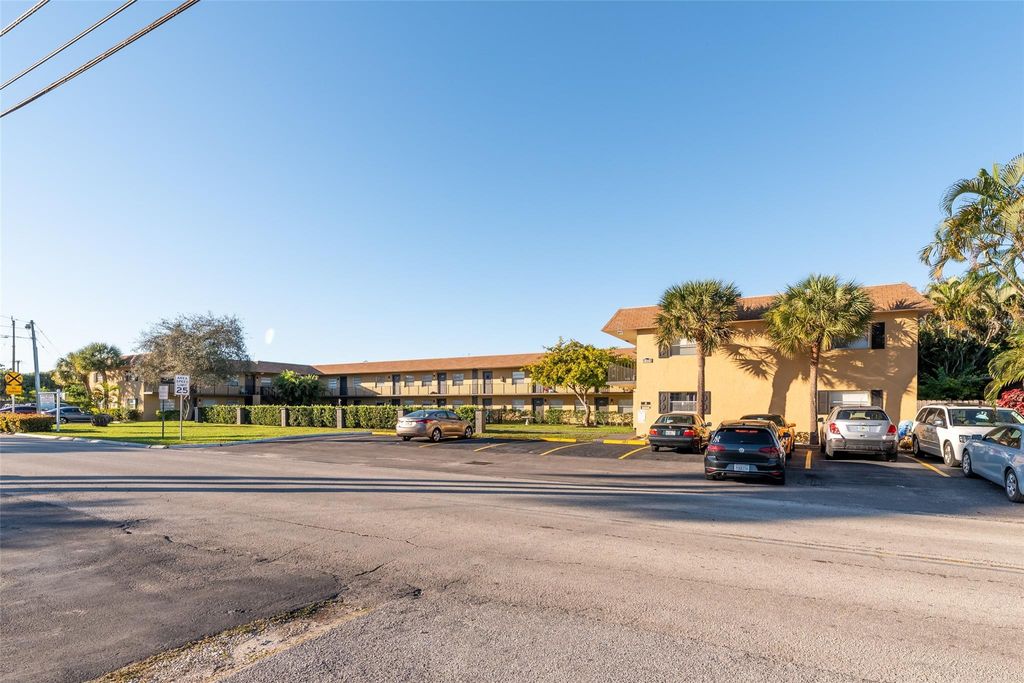 Photo of 1401 NE 17th Court #112, Fort Lauderdale, FL 33305 (MLS # F10507401)