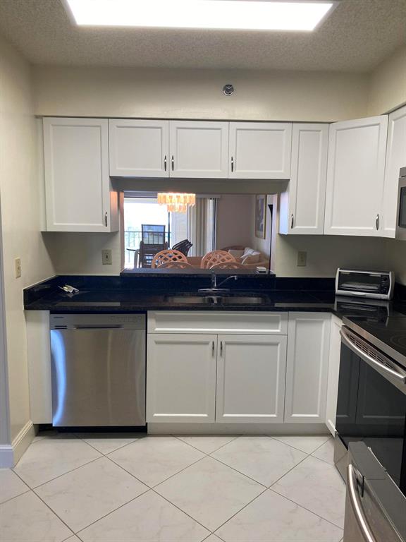 HUNTINGTON LAKES SEC FIVE - Residential Lease