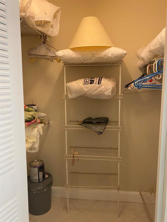 HUNTINGTON LAKES SEC FIVE - Residential Lease