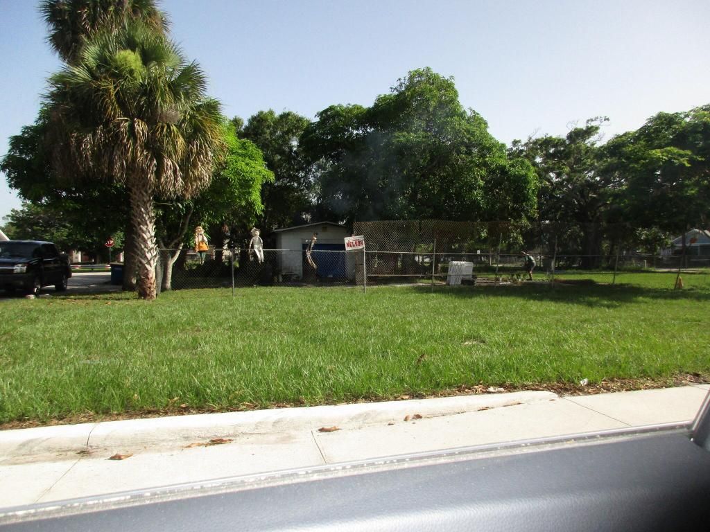 Photo of 913 B Avenue, Fort Pierce, FL 34950 (MLS # R11148796)