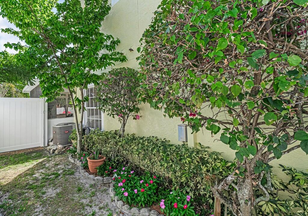 Boynton Beach Blvd west of Military S on Boynton P - Residential