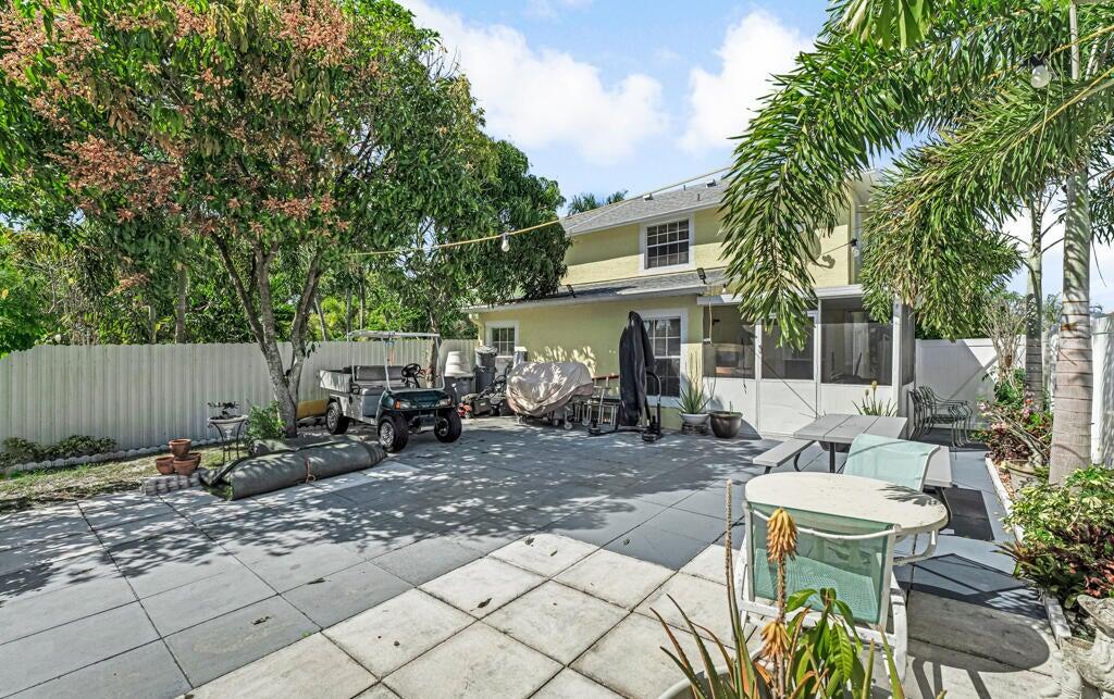 Boynton Beach Blvd west of Military S on Boynton P - Residential