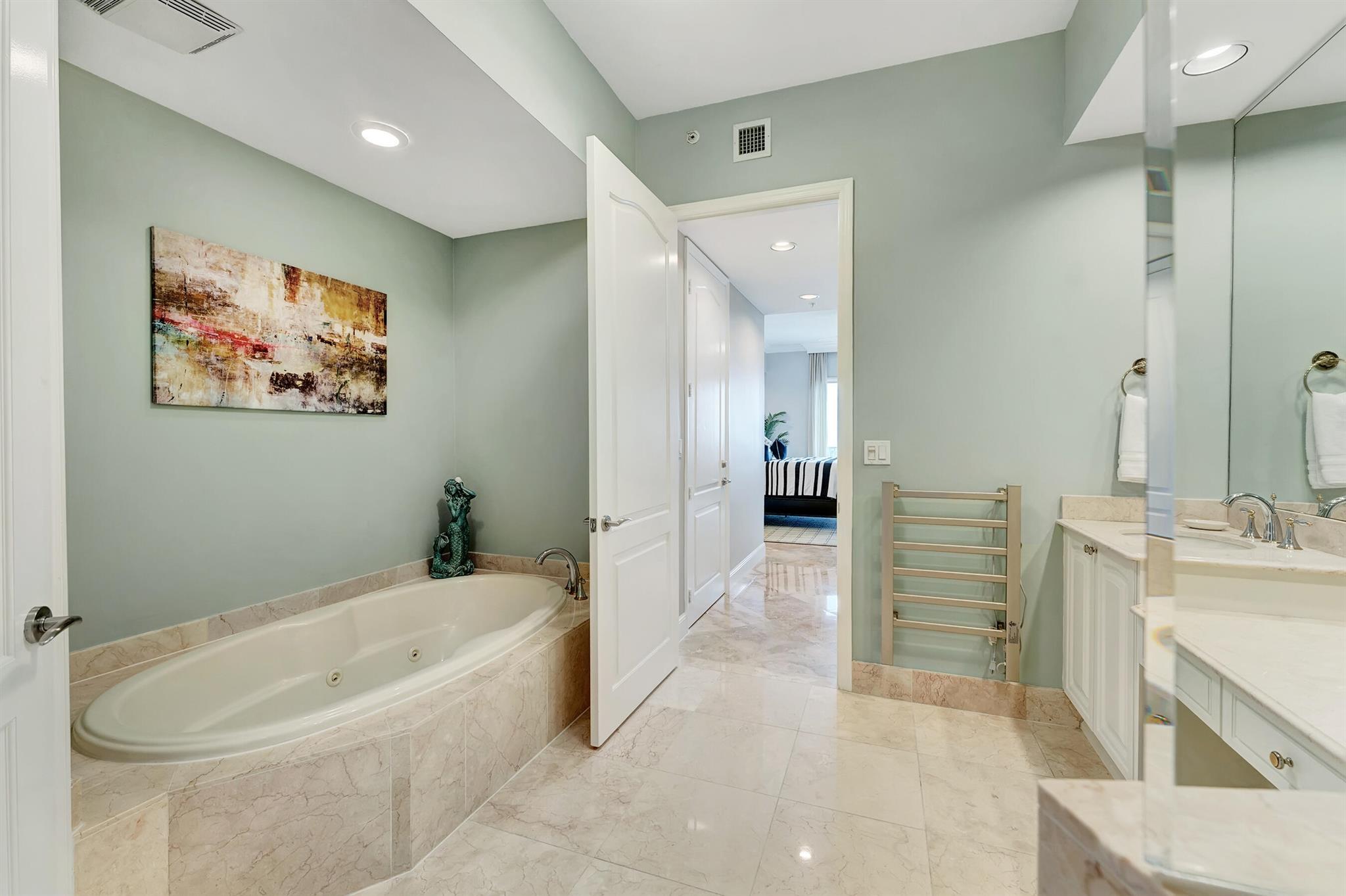 ESPLANADE GRANDE CONDO - Residential