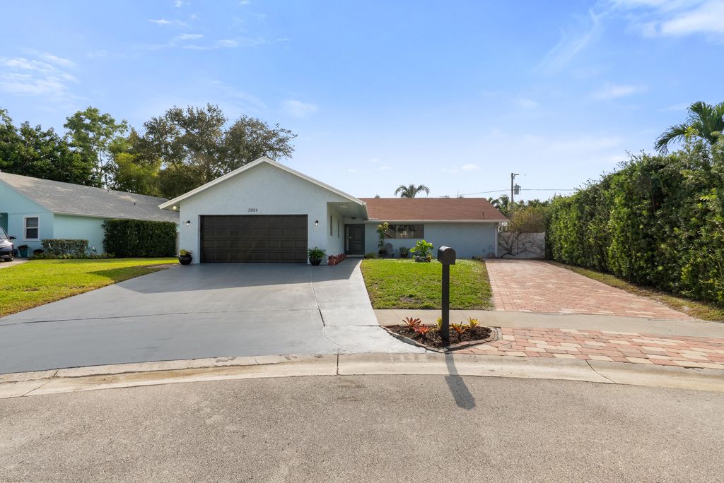 Photo of 3904 Tracewood Lane, Boynton Beach, FL 33436 (MLS # R11149070)