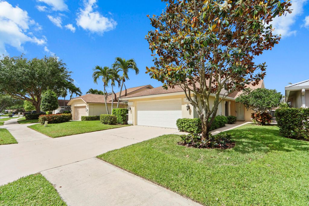 Photo of 232 E River Park Drive, Jupiter, FL 33477 (MLS # B26008771)