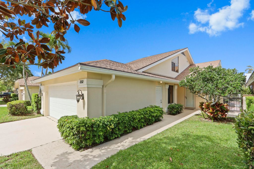 Photo of 232 E River Park Drive, Jupiter, FL 33477 (MLS # B26008771)