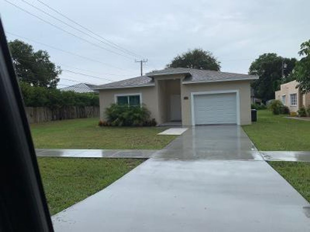 Photo of 110 1st St, Jupiter, FL 33458 (MLS # F10296376)