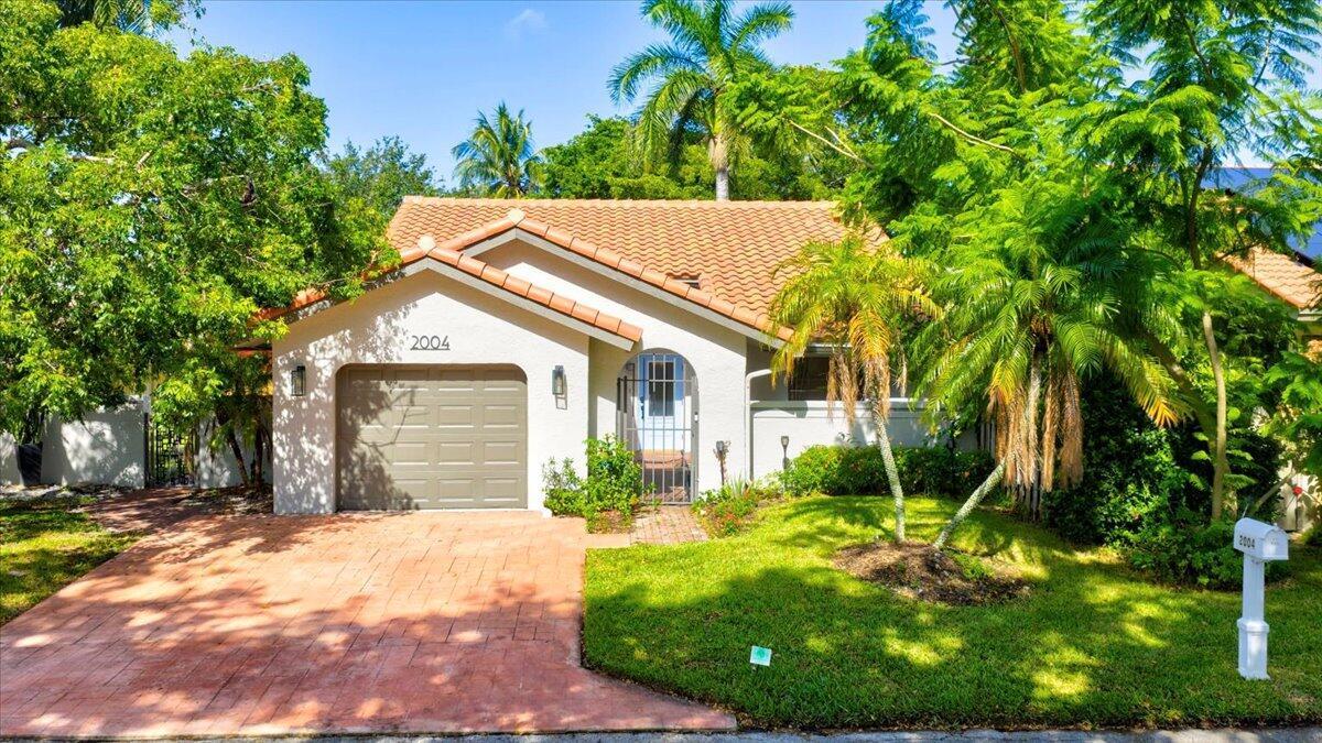 ✨ Delray Beach Private Lake Rental - Fully Furnished! ✨Move right in -- just bring your clothes & toothbrush! This updated 2BR/2BA home features quartz countertops, luxury vinyl plank flooring (no carpet), impact windows, Nest thermostat, and a screened patio overlooking a large fenced yard with room for entertaining. 🐾 PETS WELCOME ! Rainberry Lake is a guard-gated community with 2 pools, hot tub, tennis, basketball & stocked fishing lake. Minutes to Atlantic Ave, dining, shopping & beaches.