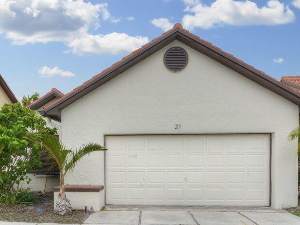 Photo of 21 N Ironwood Way, Palm Beach Gardens, FL 33418 (MLS # R10722645)