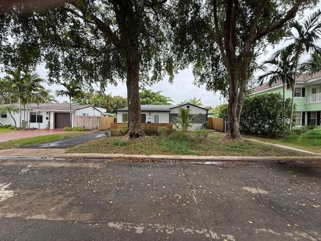 Photo of 16211623 NE 16th Terrace, Fort Lauderdale, FL 33305 (MLS # F10536146)