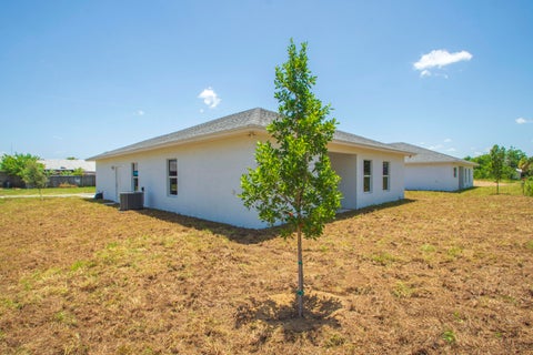 Tiny photo for 920 7th Place, Vero Beach, FL 32962 (MLS # B26053929)