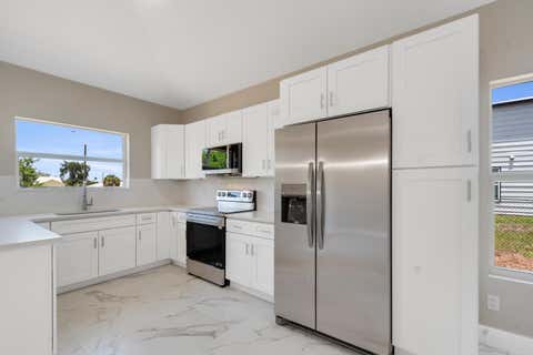 Tiny photo for 920 7th Place, Vero Beach, FL 32962 (MLS # B26053929)