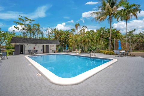 Tiny photo for 1021 Mockingbird Lane #303, Plantation, FL 33324 (MLS # B26043404)