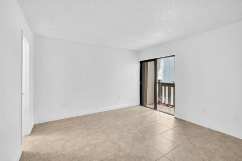 Tiny photo for 1021 Mockingbird Lane #303, Plantation, FL 33324 (MLS # B26043404)