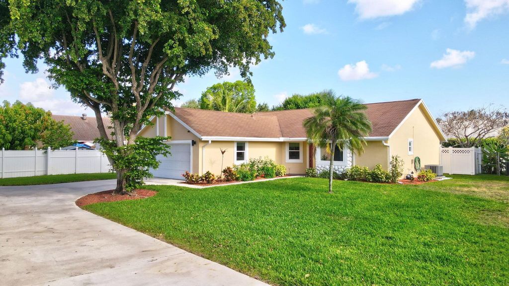 Photo of 1800 Banyan Creek Circle N, Boynton Beach, FL 33436 (MLS # R11075396)