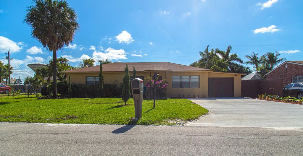 Photo of 130 SW 14th Avenue, Boynton Beach, FL 33435 (MLS # B26022043)
