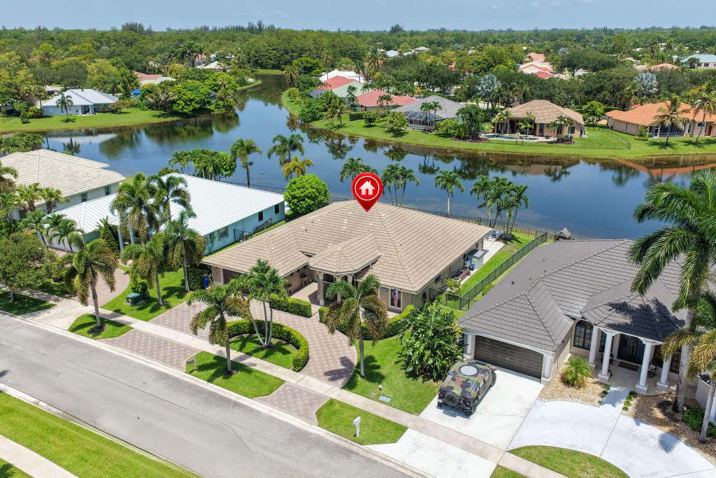 Photo of 118 Fernwood Crescent, Royal Palm Beach, FL 33411 (MLS # B26052516)