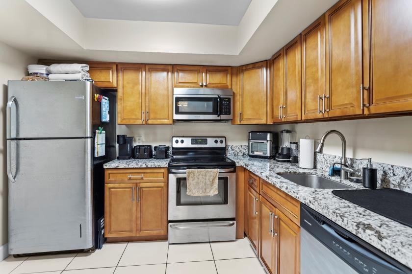 Move-In ready! Beautiful Spacious Townhome with updated kitchen and bathrooms. Great family oriented community! Located close to major highways and shopping centers. Offers 1 Car Garage.
Show property to your fussiest clients!!
