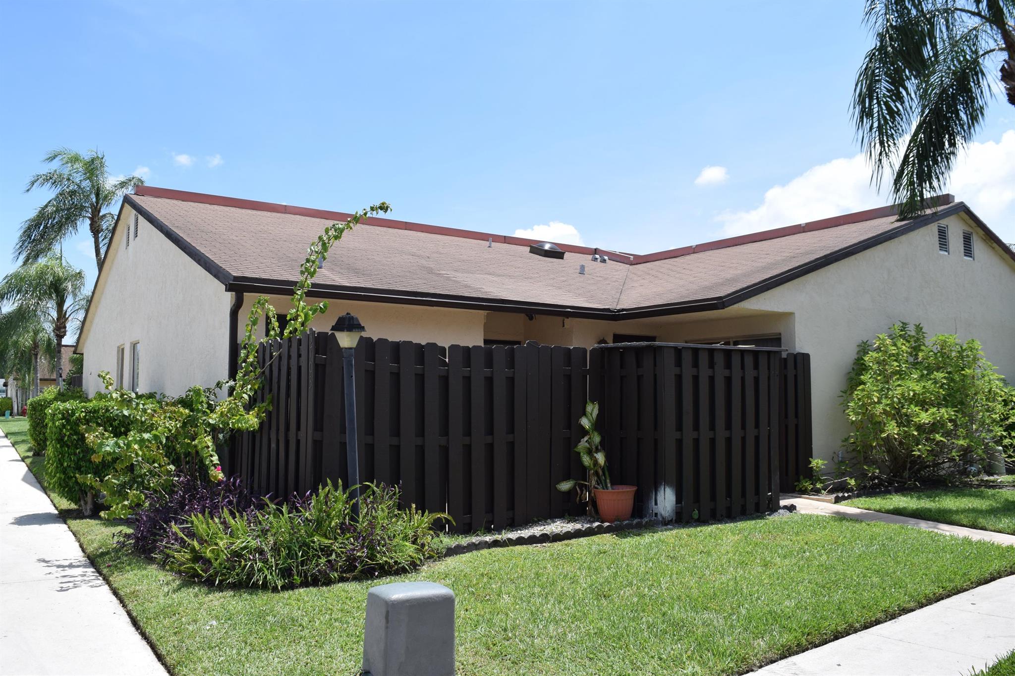 BEAUTIFUL VILLA 2 BEDROOMS 2 BATHROOMS. SPLIT BEDROOMS. FENCED COURTYARD. COMMUNITY POOL, TENNIS COURT. HOA REQUIRES 620 MINIMUM CREDIT SCORE. READY TO MOVE IN. FRESH PAINT. WASHER AND DRYER IN THE UNIT
