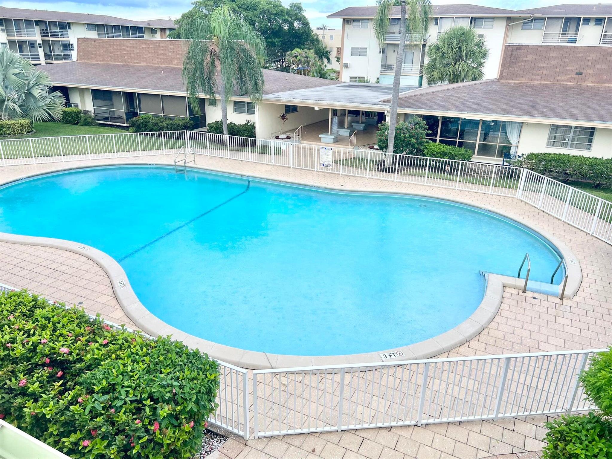 DELUXE MODEL 1 BEDROOM/1BATH, 883 SQT WITH A Central AC AND HUGE WALKING CLOSETS! Updated recently. Vacant. GREAT LOCATION!!GATED COMMUNITY MAR-LEN GARDENS W/ELECTRONIC ACCESS COOP FOR 55+. ALSO AVAILABLE FOR 4 MONTH RENT!! ENJOY 2 HEATED SWIMMING POOLS, SAUNAS, SHUFFLE BOARD, GYM, CLUB HOUSE, LIBRARY, BEACH 10 MIN AWAY, CLOSE TO THE SHOPPING CENTRE AND RESTAURANTS, WALKING TRIAL, THE GREYNOLDS GOLF COURSE. CASH ONLY!