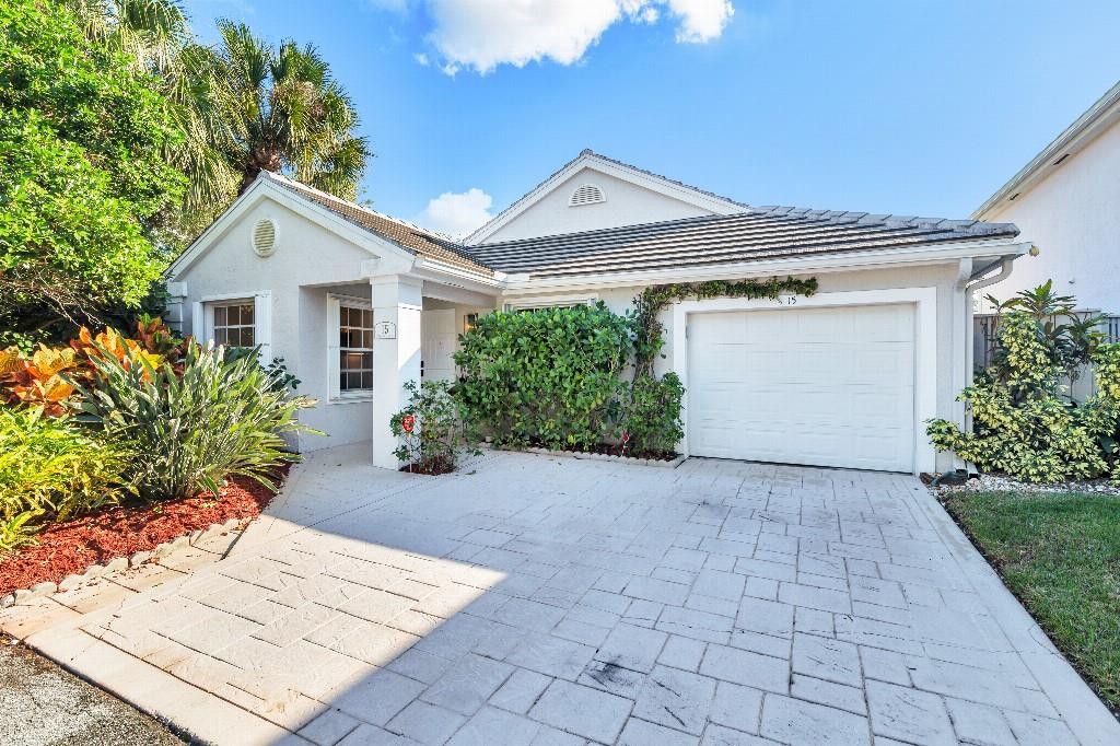 Photo of 15 Commodore Place, Palm Beach Gardens, FL 33418 (MLS # F10540571)