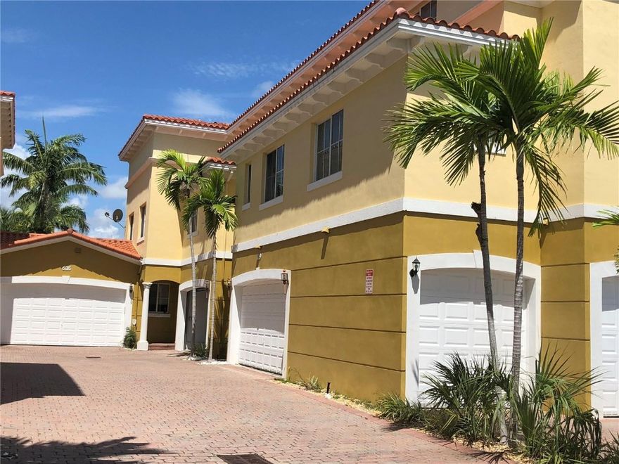 Beautiful specious 3 story townhouse Big balcony viewing Holiday park and tennis courtsCorner unit has big back yardall new walking distance to Las Olas   Stainless steel appliancesagent owner