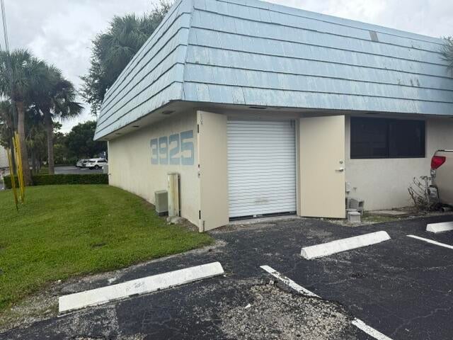 3925 Investment Lane 32