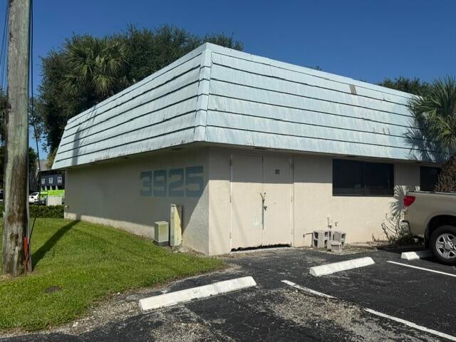 3925 Investment Lane 32