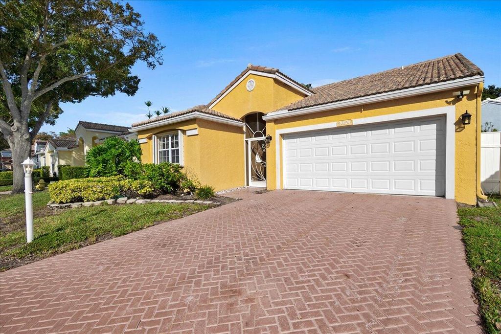 Photo of 10174 Plum Street, Palm Beach Gardens, FL 33410 (MLS # R10941716)