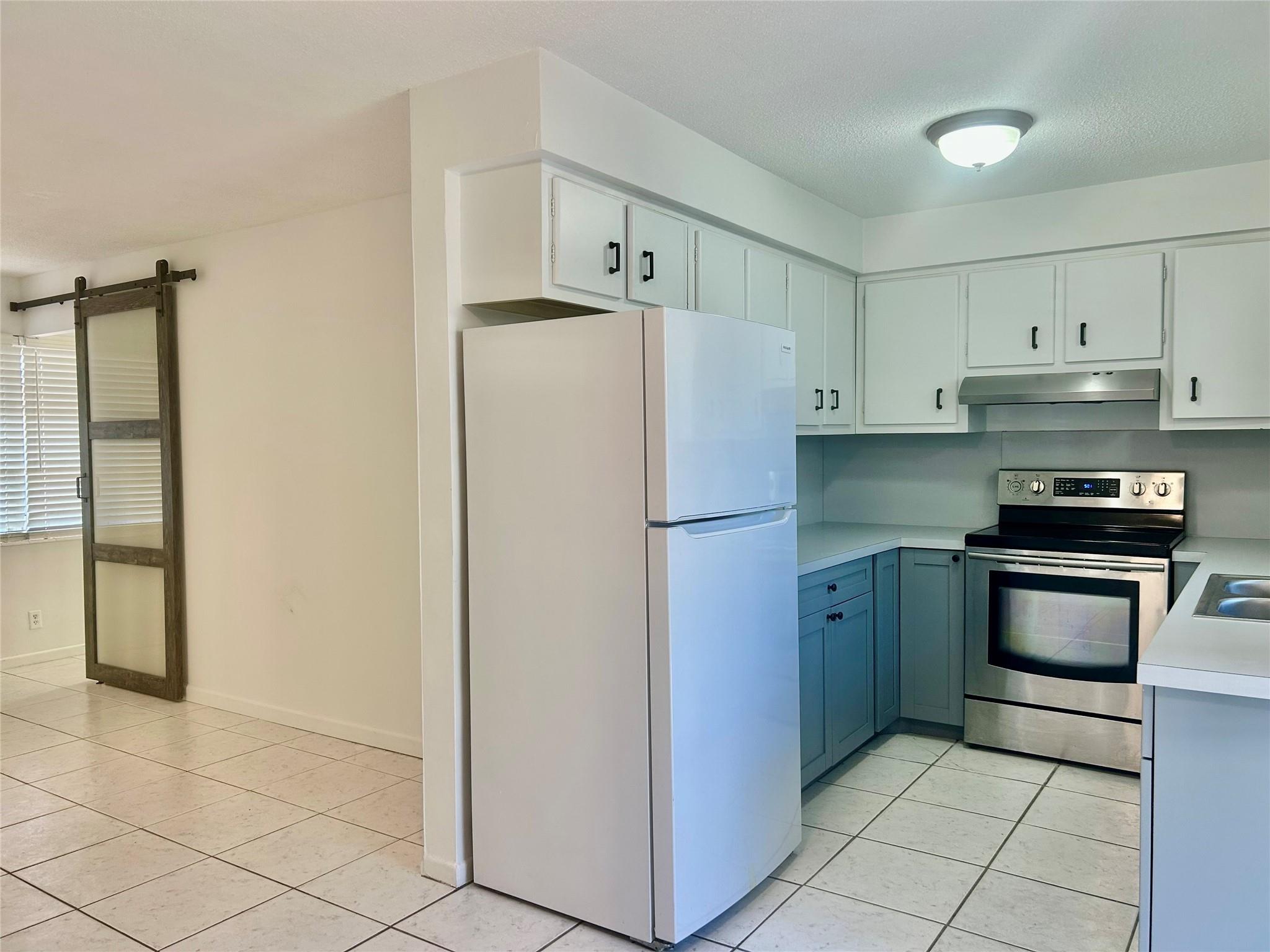 EAST OF FEDERAL TWO BEDROOM APARTMENT LOCATED IN SMAILL QUIET RESIDENTIAL AREA ACROSS OF WALL MART SHOPPING PLAZA. VERY CLEAN,FRESHLY PAINTED. CENTRAL AC,TILE FLOOR,NEW KITCHEN CABINETS, UPDATED BATHROOM. ELECTRIC AND ALL OTHER UTILITiES INCLUDED.