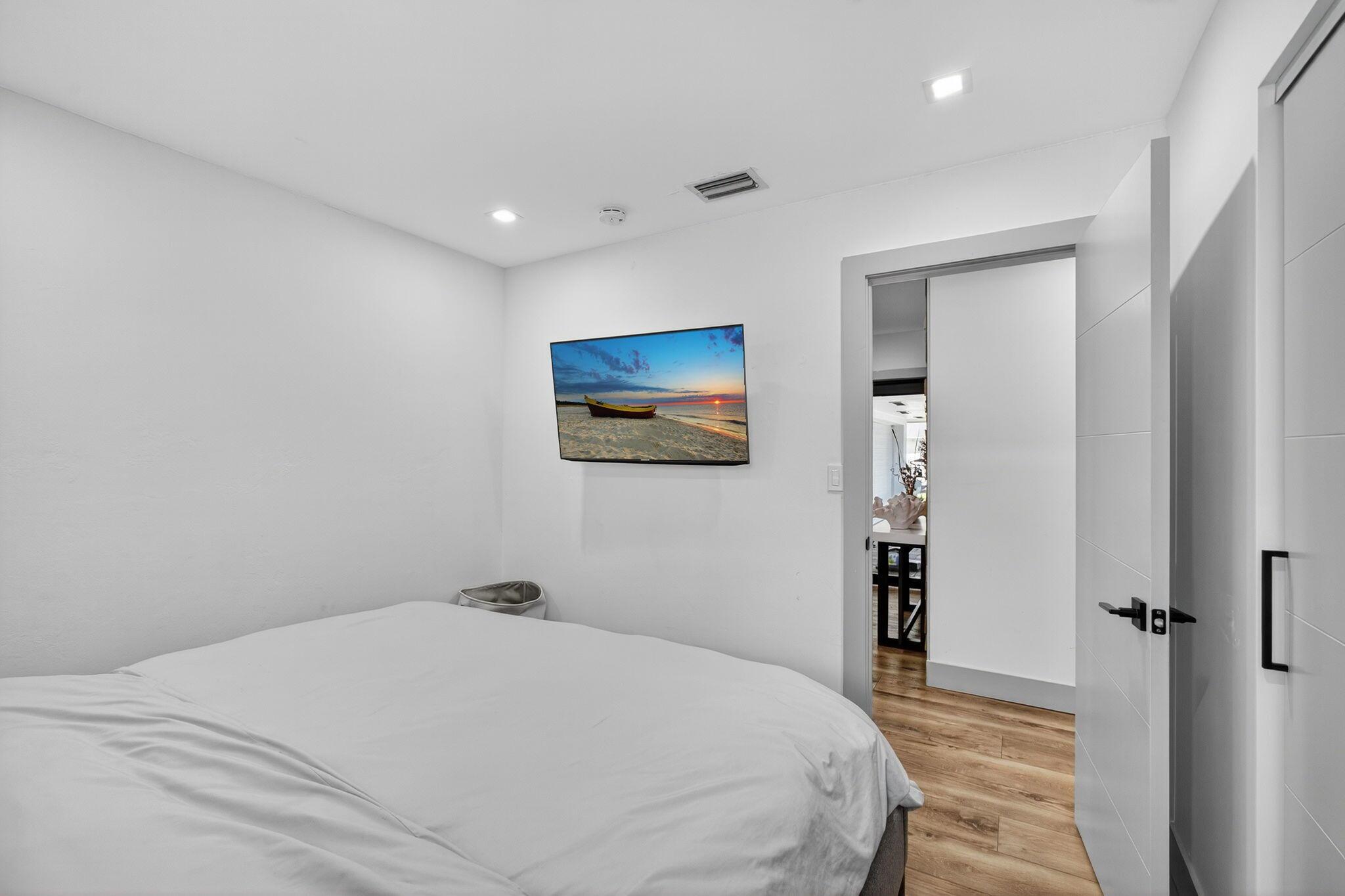 COUNTRY CLUB POINT - Residential Lease