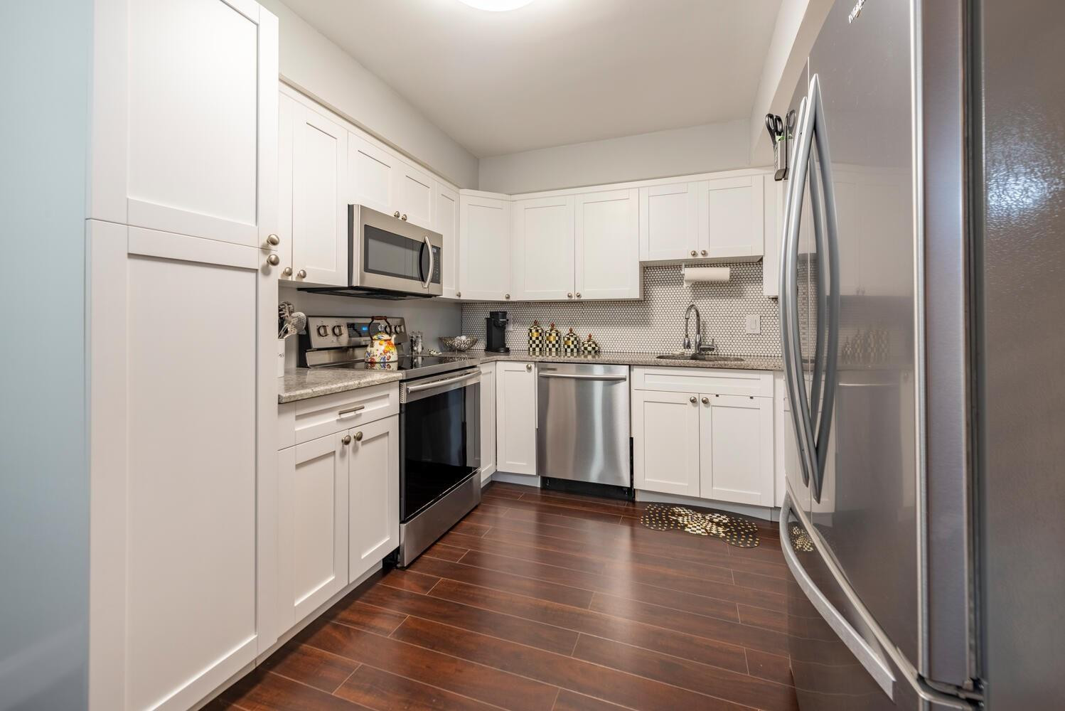 COUNTRY CLUB APTS - Residential