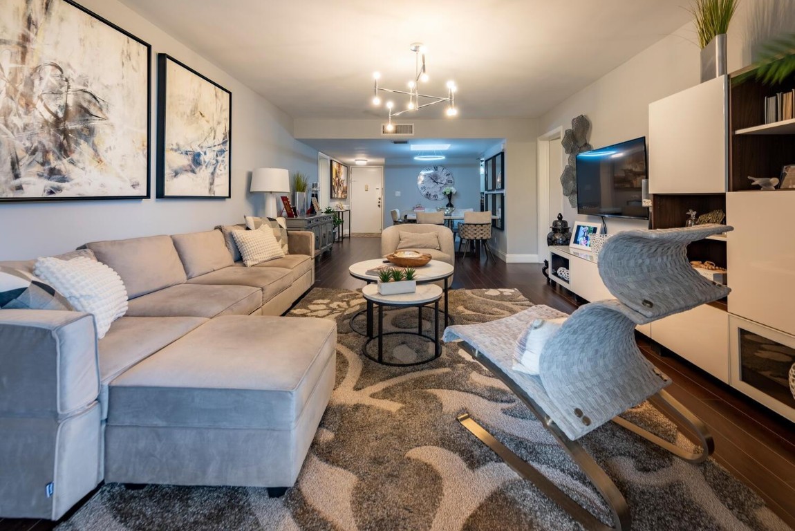 COUNTRY CLUB APTS - Residential