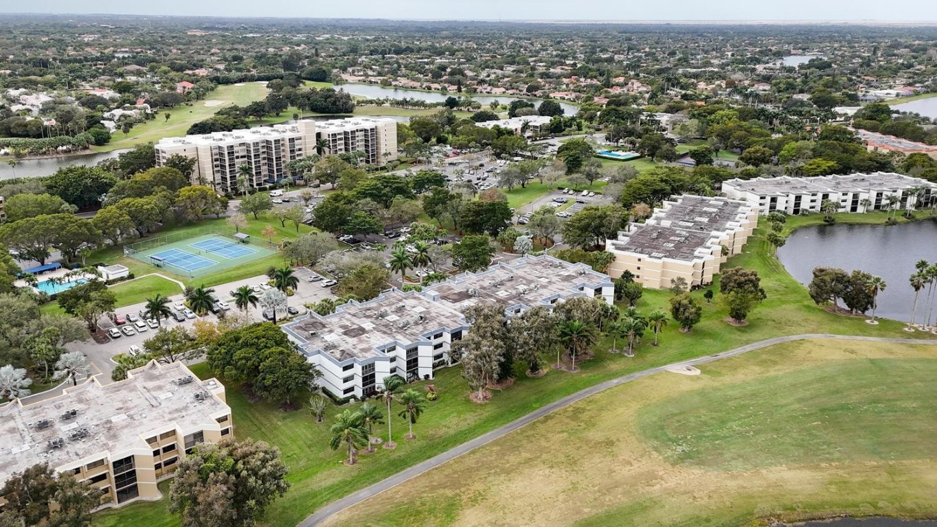 COUNTRY CLUB APTS - Residential