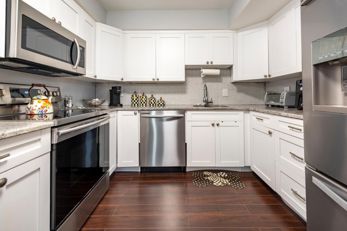 COUNTRY CLUB APTS - Residential