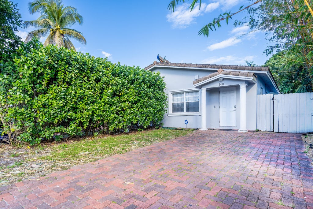 Photo of 1404 NW 4th Avenue, Fort Lauderdale, FL 33311 (MLS # B26036364)