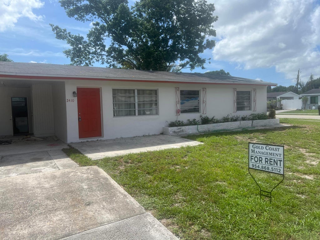 Photo of 2410 SW 44th Avenue, Fort Lauderdale, FL 33317 (MLS # B26042972)