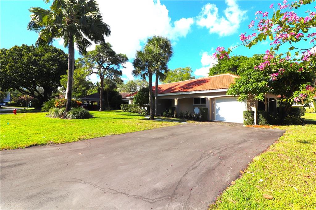 Photo 1 of 42 of 2917 N Palm Aire Dr 2917 house