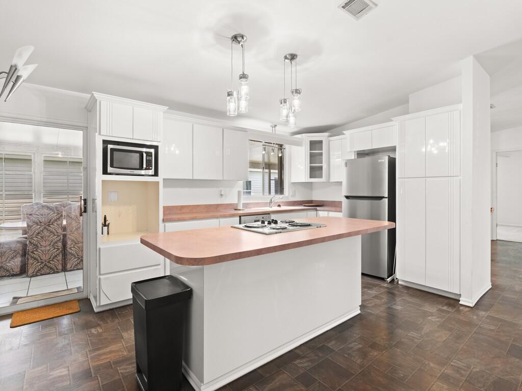 Pinelake Gardens and Esta - Residential