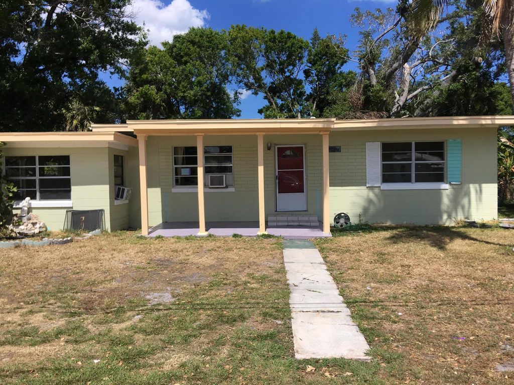 Photo of 218 Osceola Avenue, Fort Pierce, FL 34982 (MLS # R11067387)