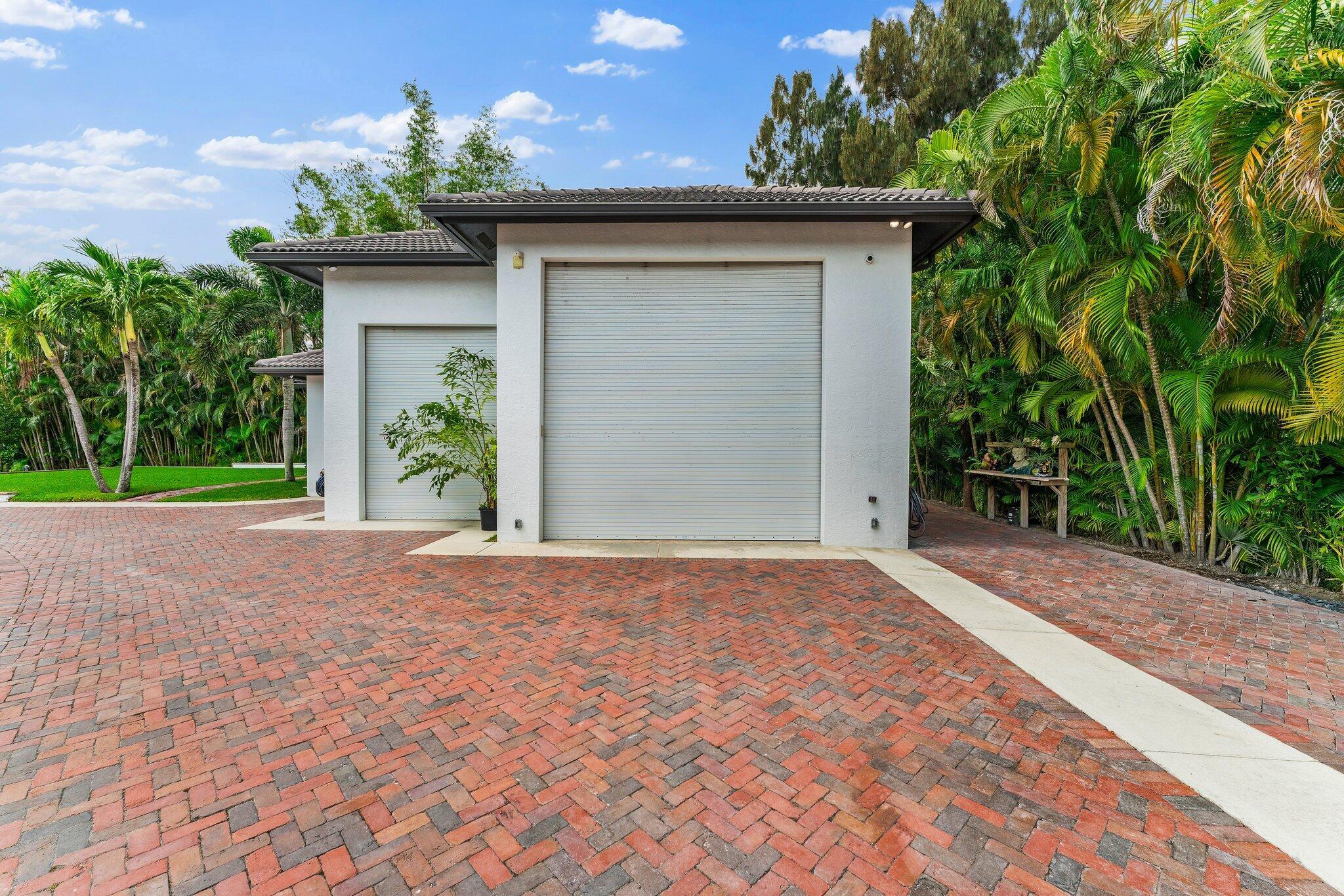 PALM BEACH COUNTRY ESTATE - Residential