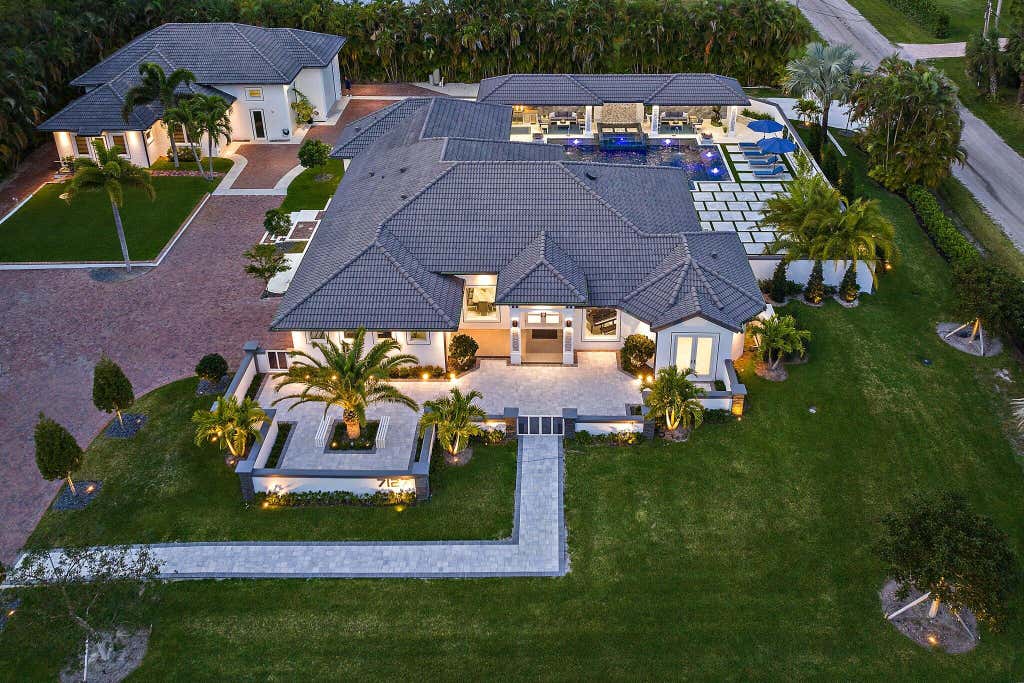Photo of 7127 155th Place N, Palm Beach Gardens, FL 33418 (MLS # R10968352)
