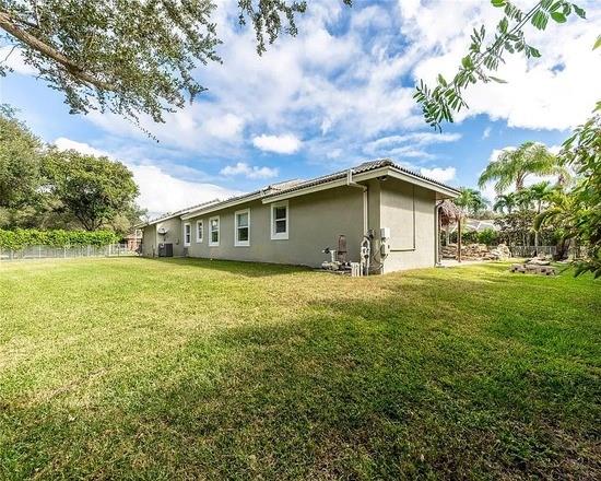 10668 NW 69th St, Parkland, FL, 33076/$1,050,000 4 10668 NW 69th St
