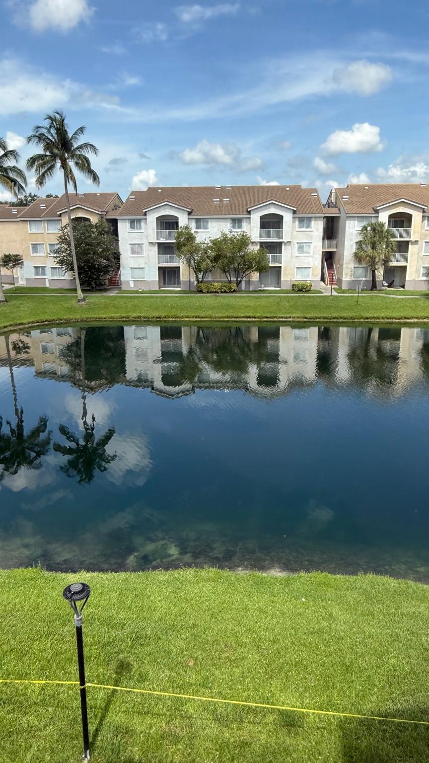 LAKE VIEW UNIT, LARGE 3/2 PERFECT FOR A FAMILY OR 3 ROOMATES. ROYAL GRAND IS LOCATED NEAR NSU, LOTS OF SHOPPING CENTERS, 595, TURNPIKE, FORT LAUDERDALE AIRPORT, DANIA POINT AND MORE, COMMUNITY OFFER A CLUB HOUSE, GYM, POOL AND BASKETBALL COURT,
VACANT, EASY TO SHOW, ALSO FOR SALE.