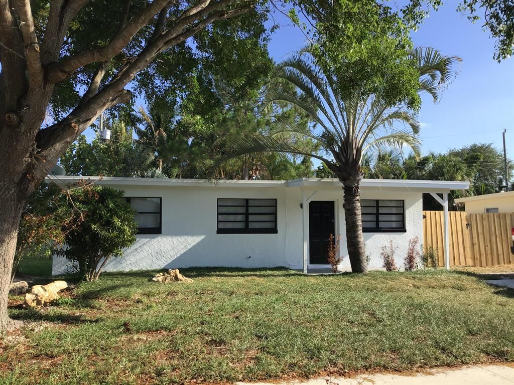 Photo of 908 W Hawie Street, Jupiter, FL 33458 (MLS # R10720011)