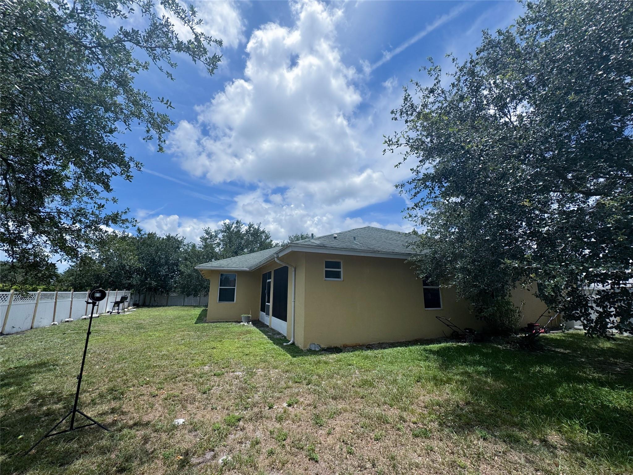 180 SW Oakridge Dr