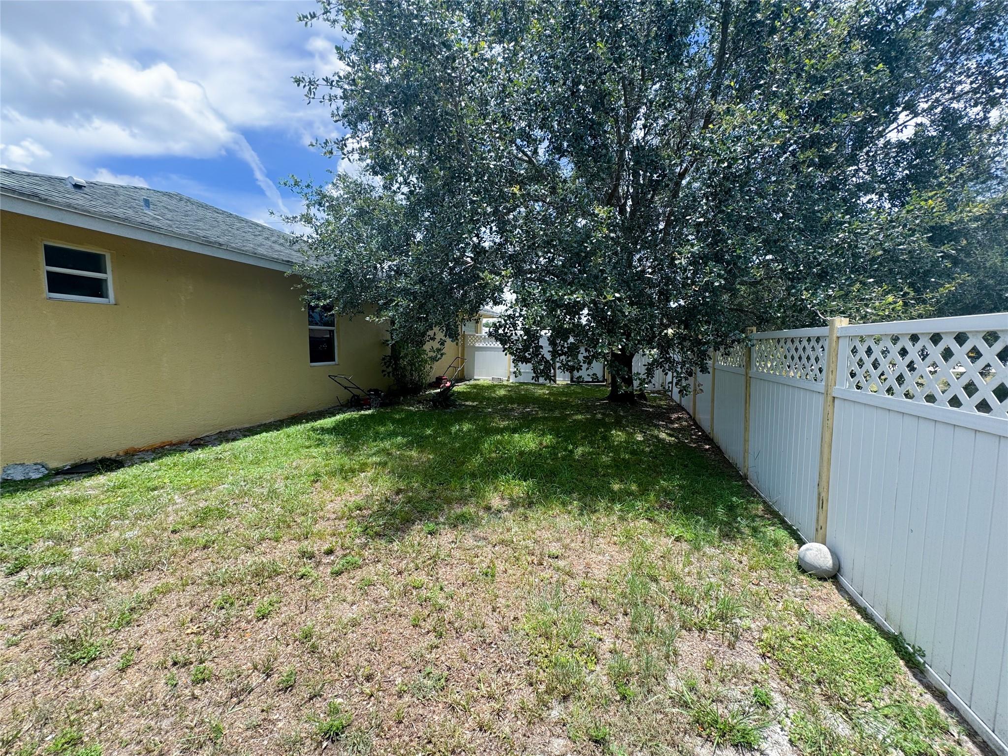 180 SW Oakridge Dr
