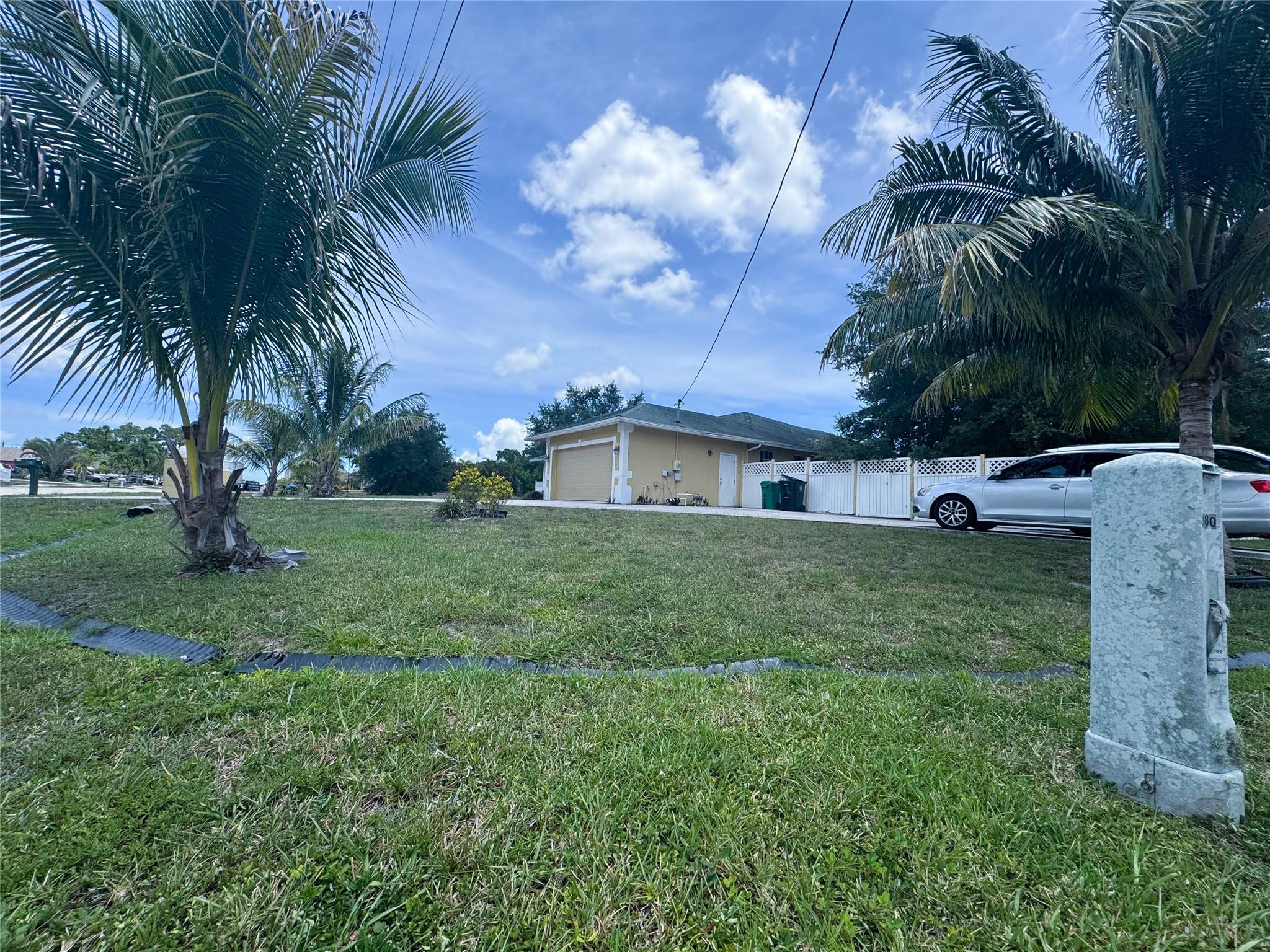 180 SW Oakridge Dr