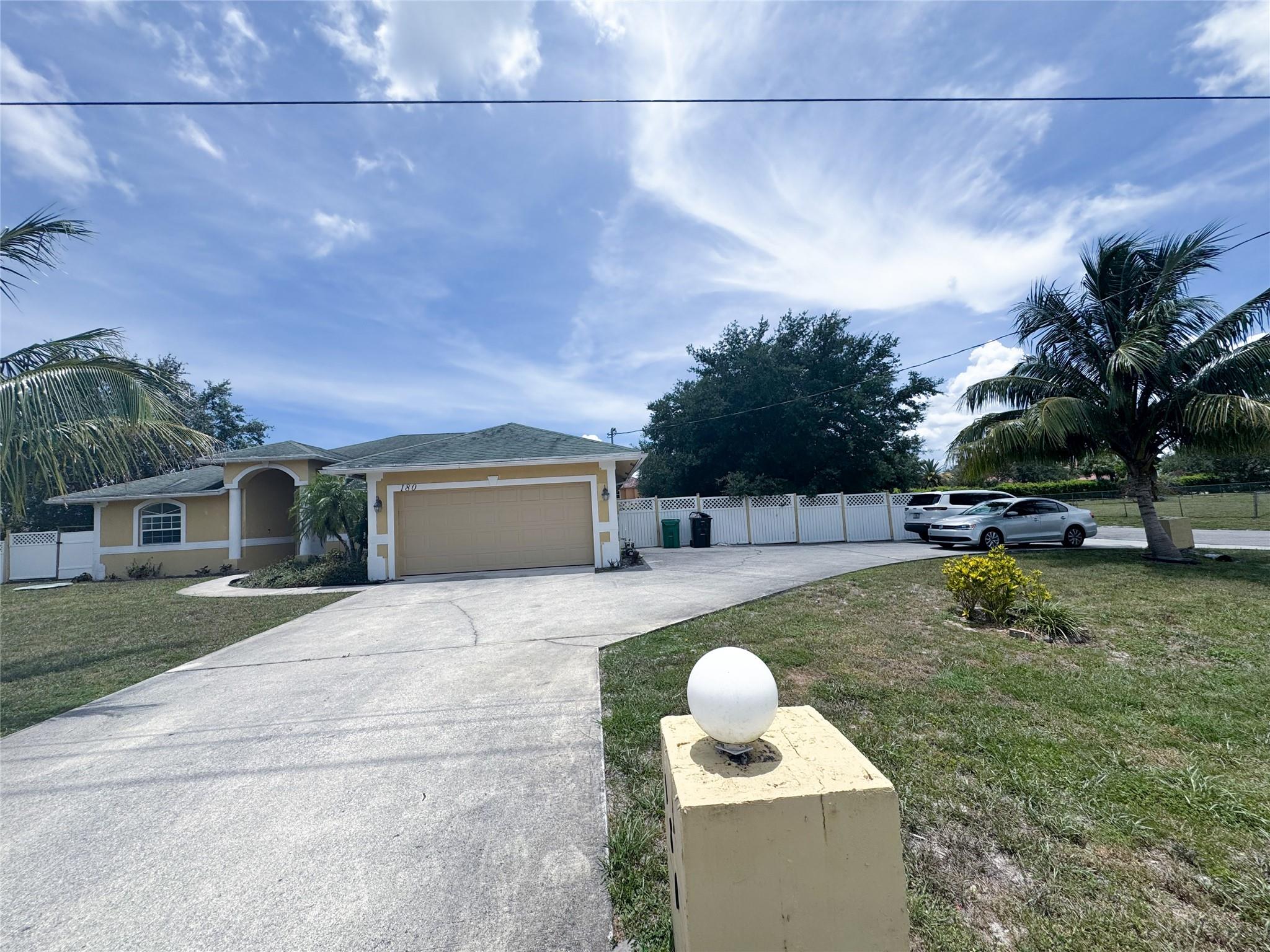 180 SW Oakridge Dr